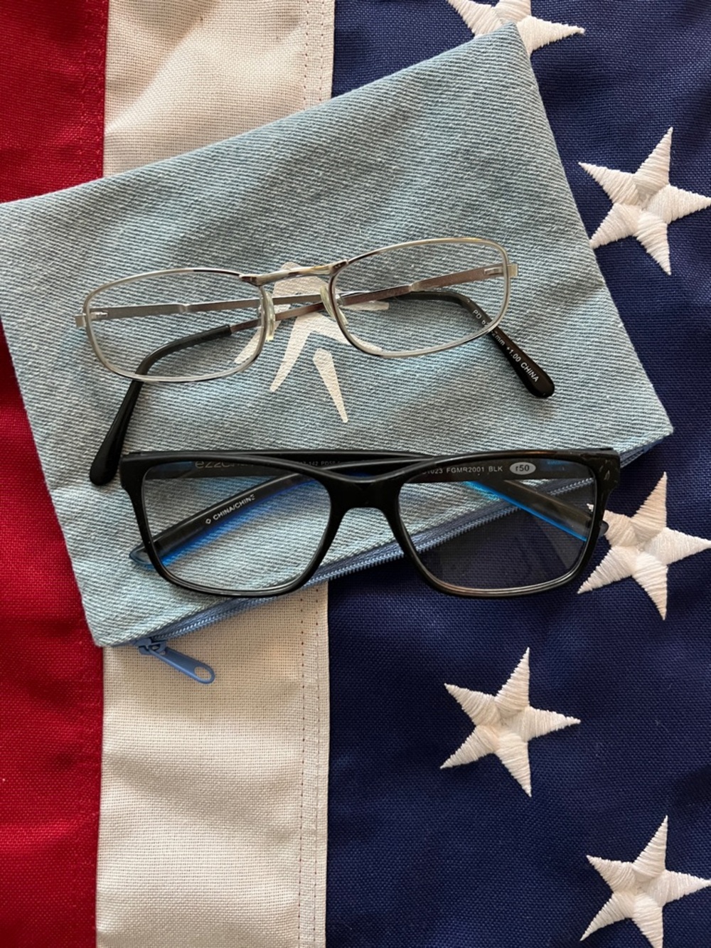 2 glasses/readers with pouch bag